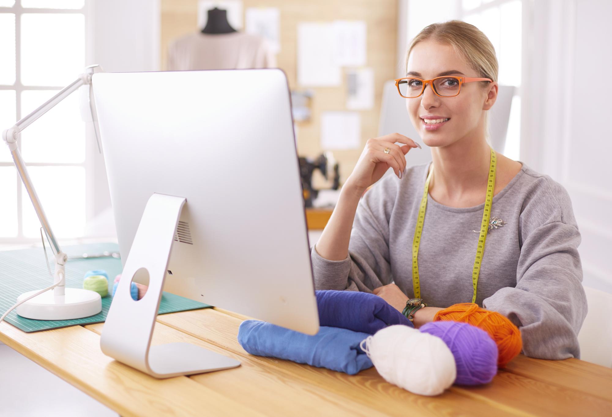 Studente che ricama davanti al laptop